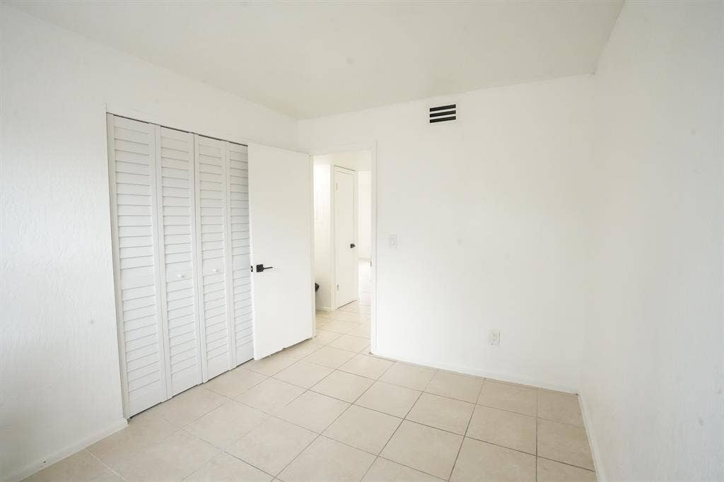 Female Roommate – 10 mins from FIT!
