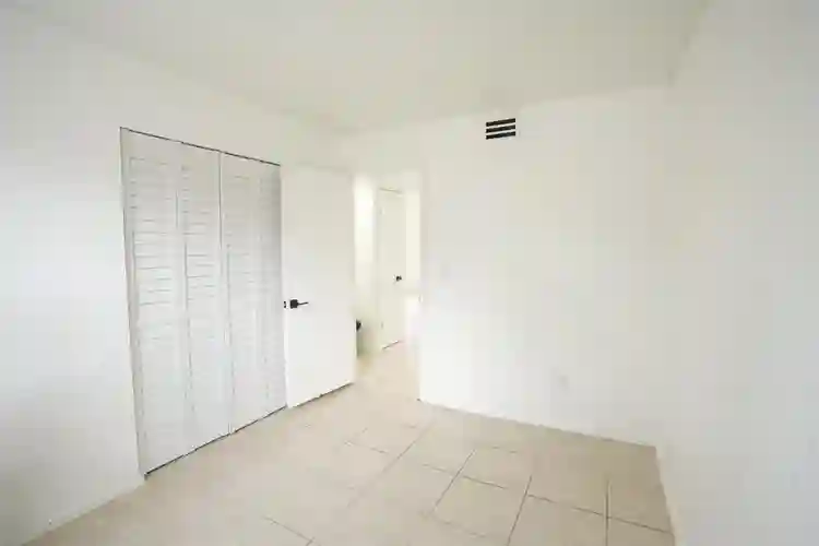 Female Roommate – 10 mins from FIT!