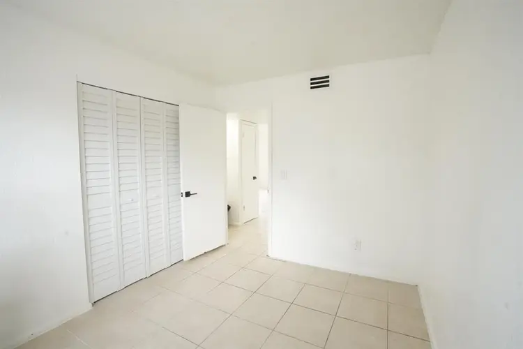 Female Roommate – 10 mins from FIT!