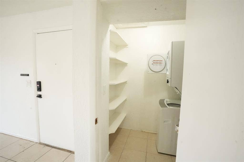 Female Roommate – 10 mins from FIT!