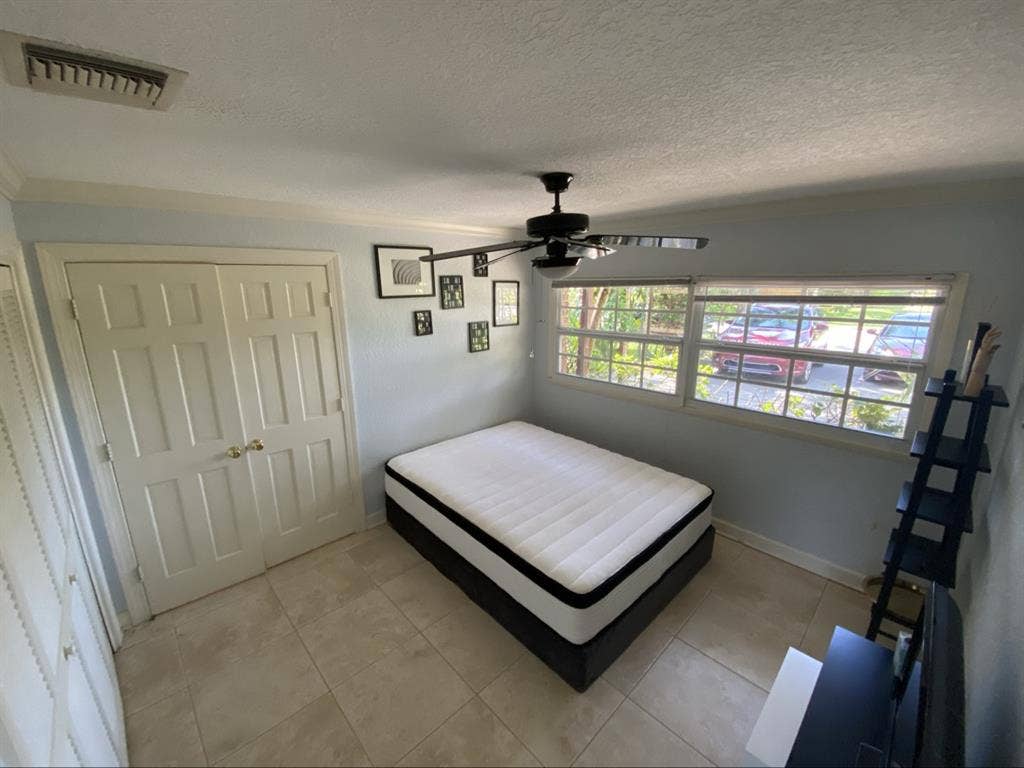 Furnished room available in Boca