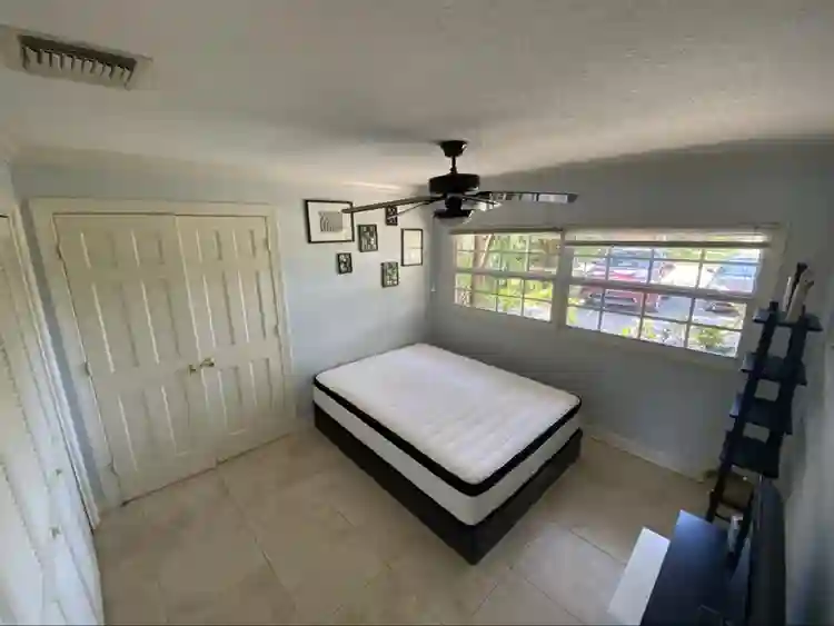 Furnished room available in Boca