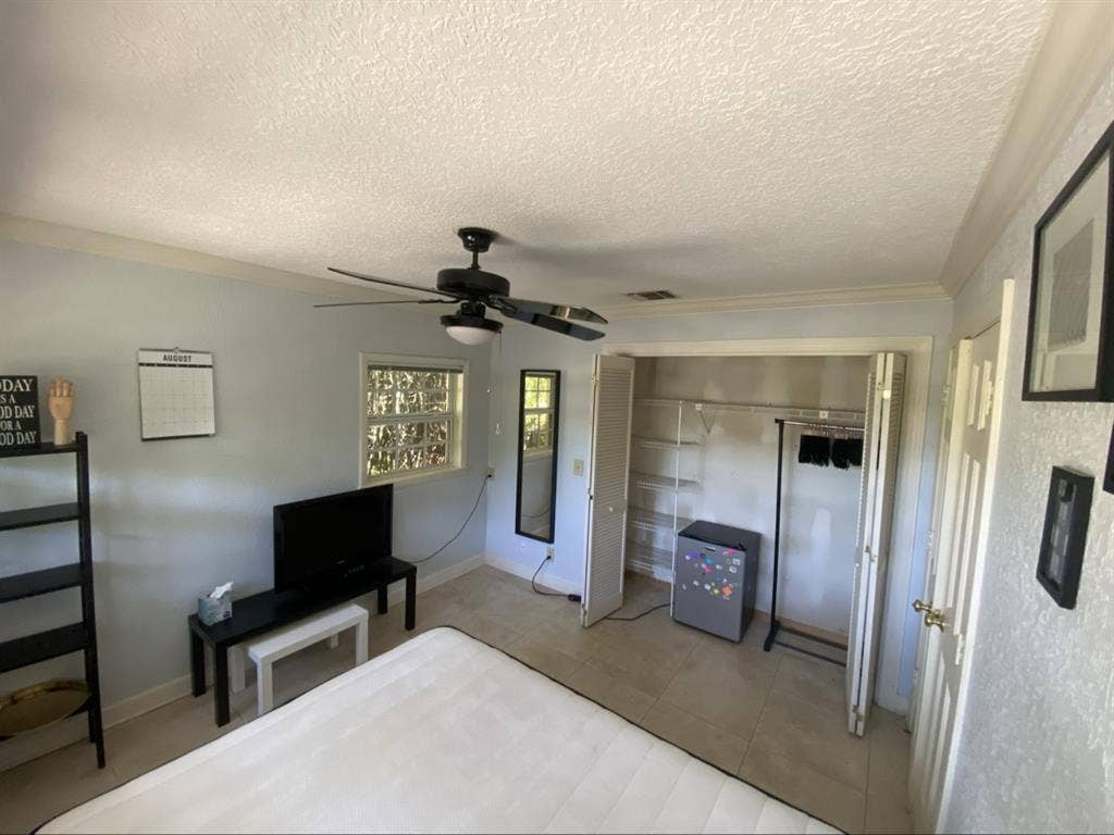 Furnished room available in Boca