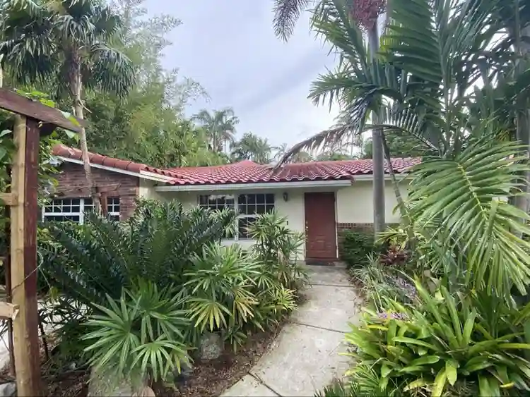 Furnished room available in Boca