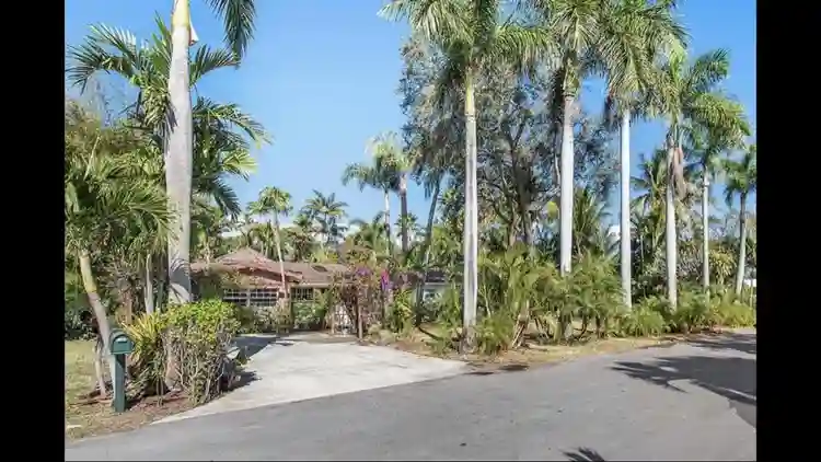 Furnished room available in Boca