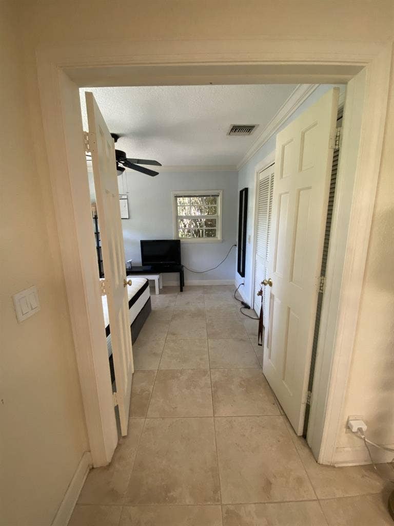 Furnished room available in Boca
