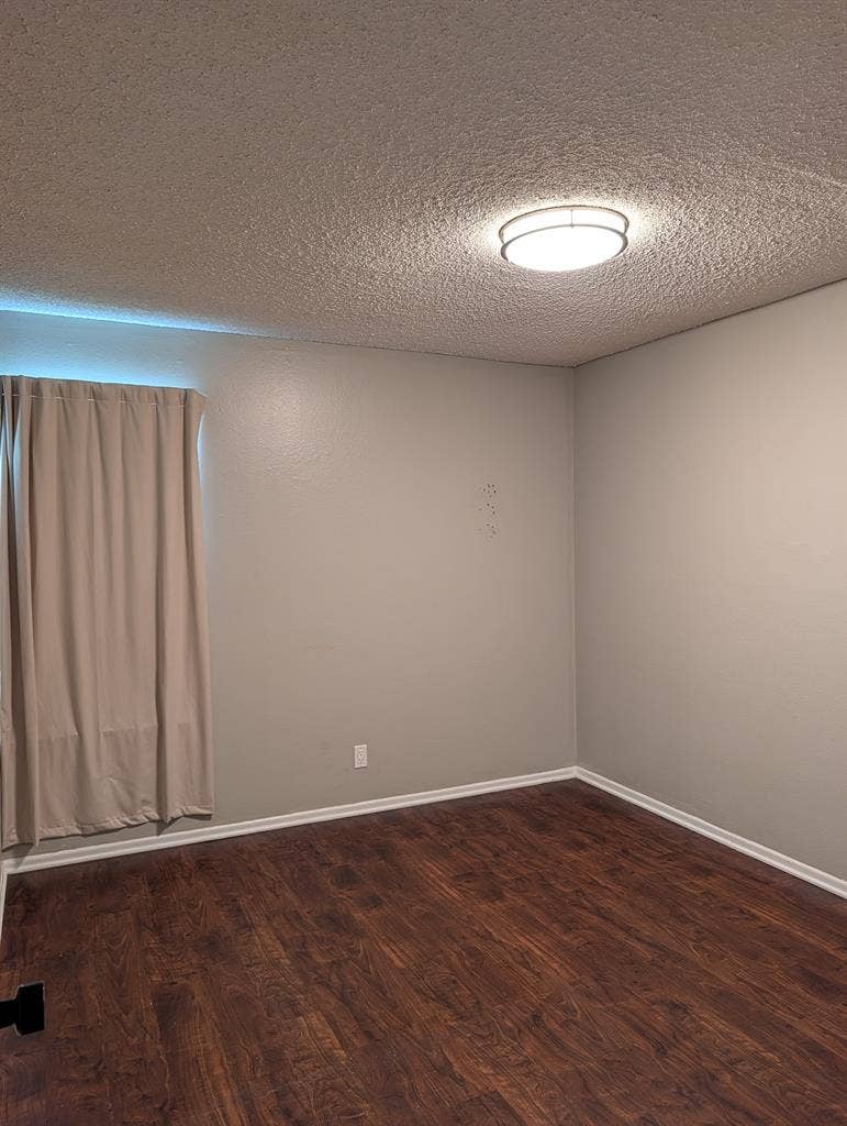 Looking for 1 roommate