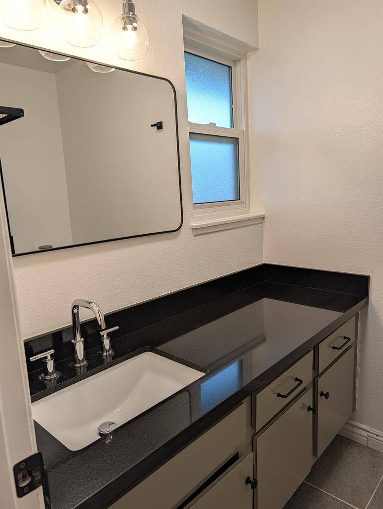 Looking for 1 roommate