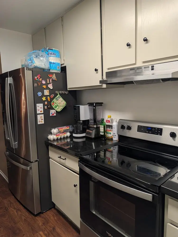 Looking for 1 roommate