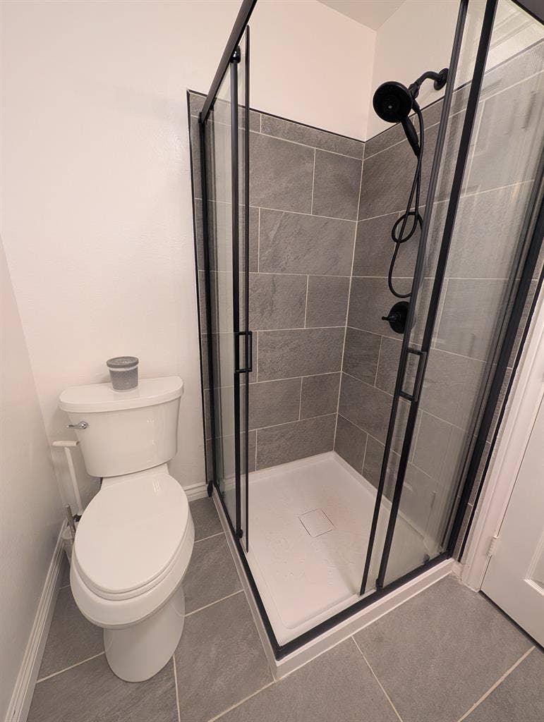 Looking for 1 roommate