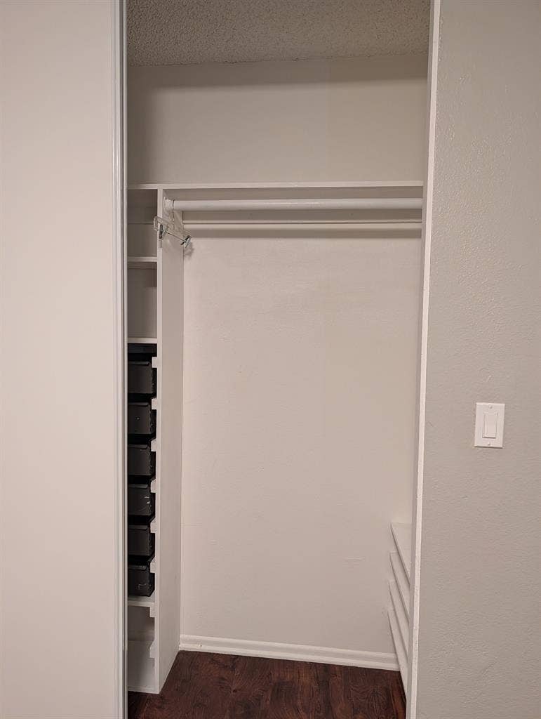 Looking for 1 roommate