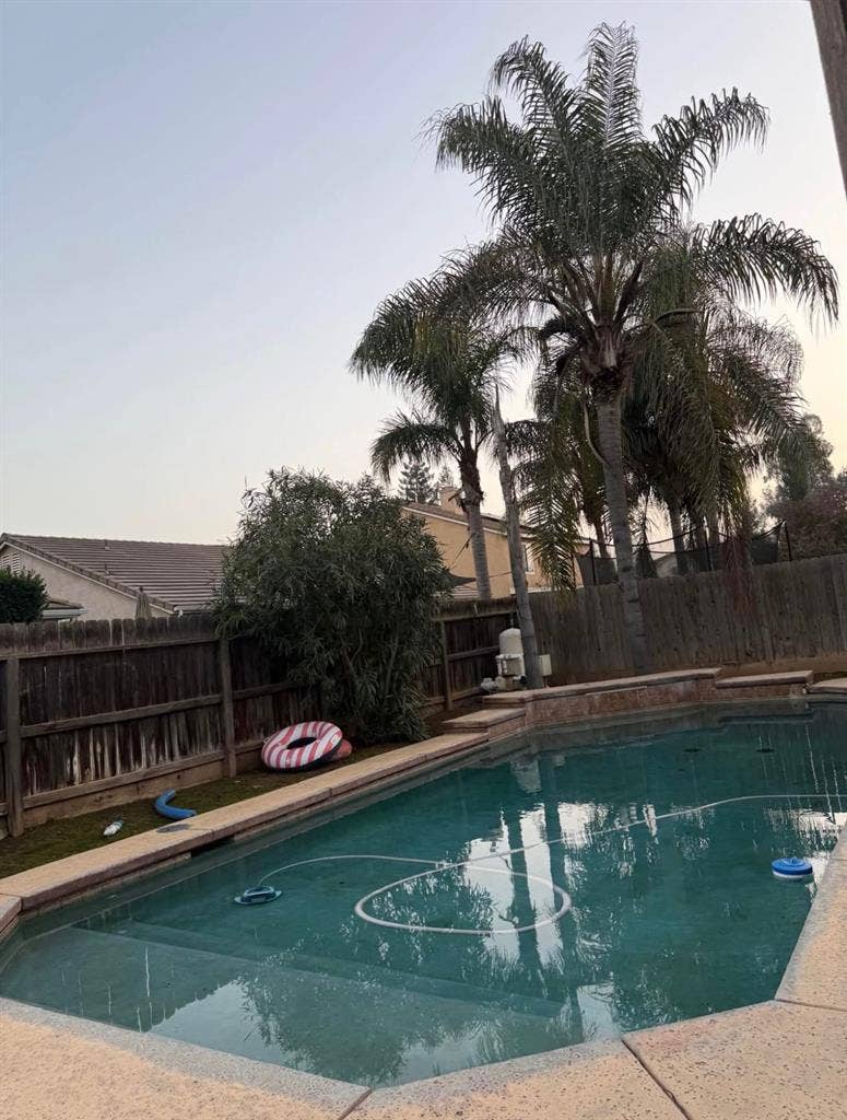 Looking for 2 roommates to share
