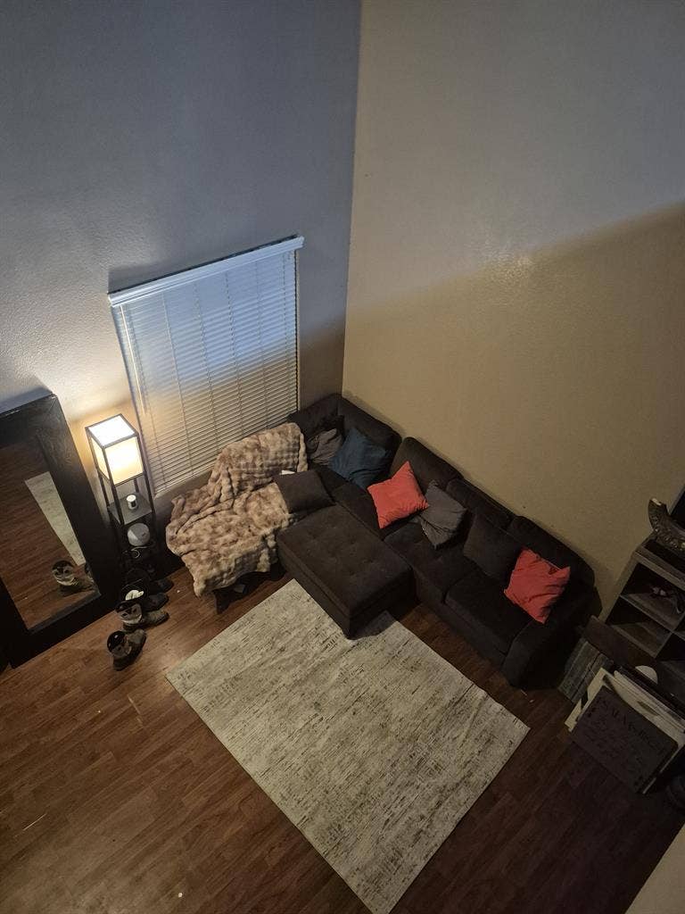Looking for 2 roommates to share