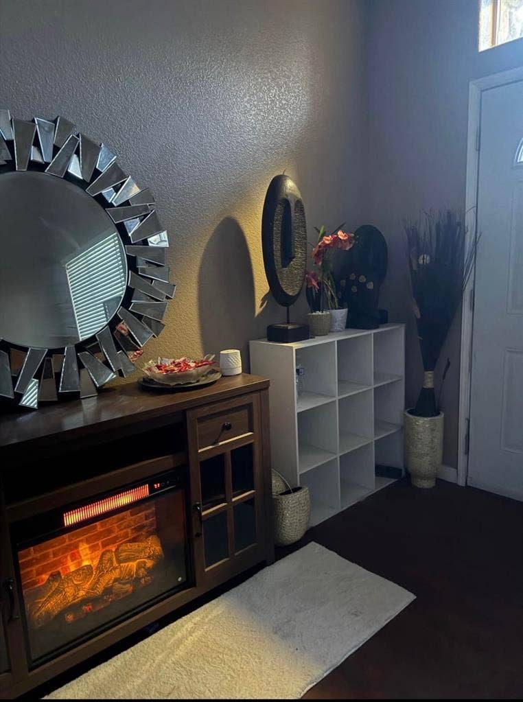 Looking for 2 roommates to share