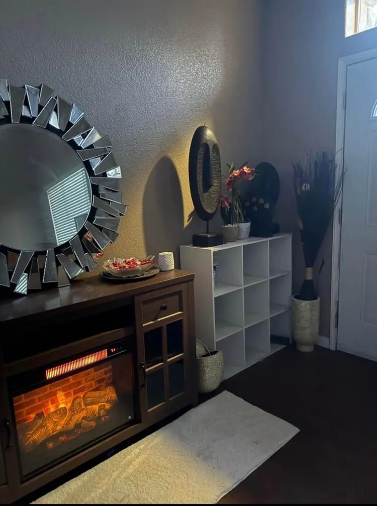Looking for 2 roommates to share