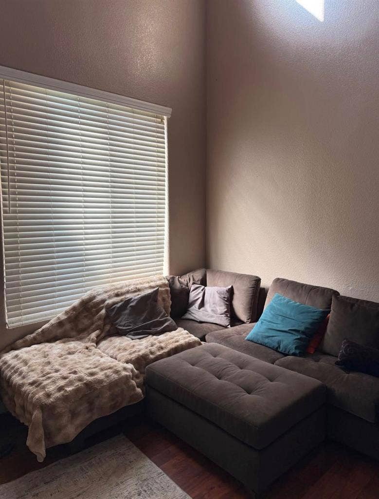 Looking for 2 roommates to share