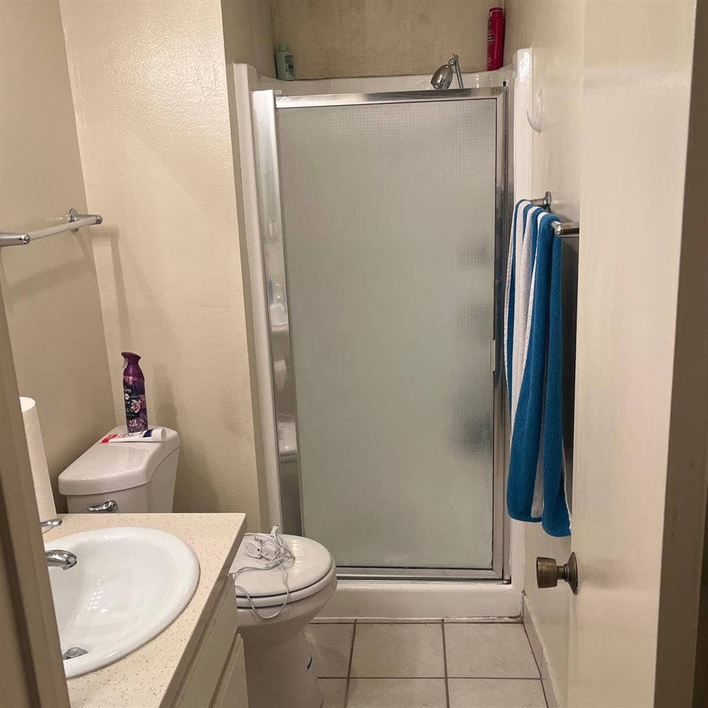 LOOKING FOR ROOMMATE