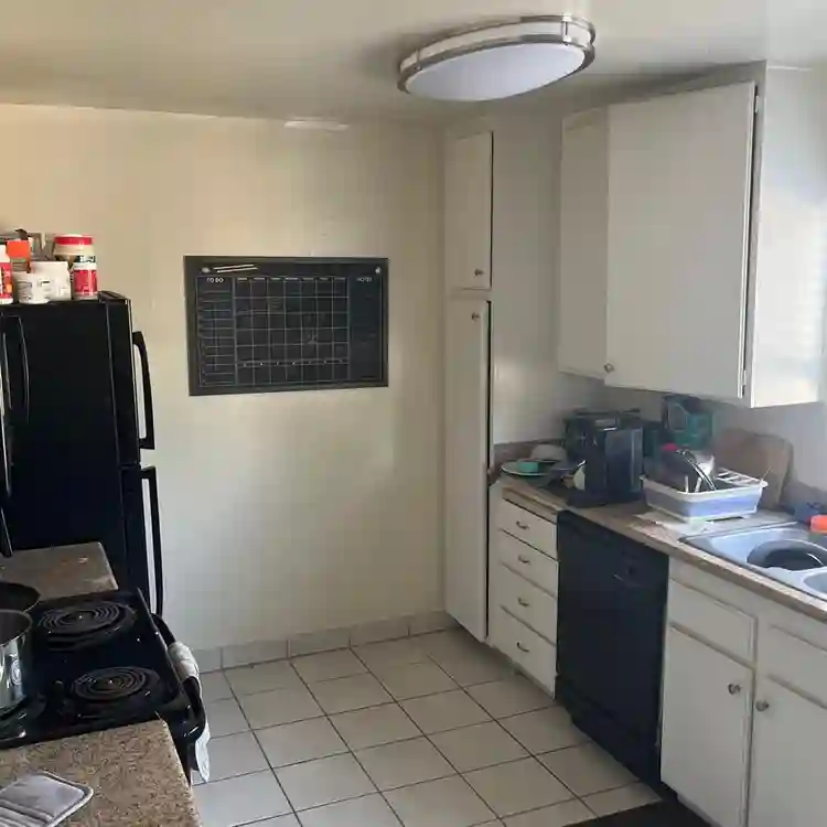LOOKING FOR ROOMMATE