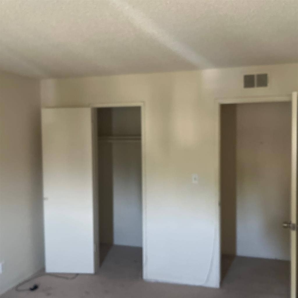 LOOKING FOR ROOMMATE