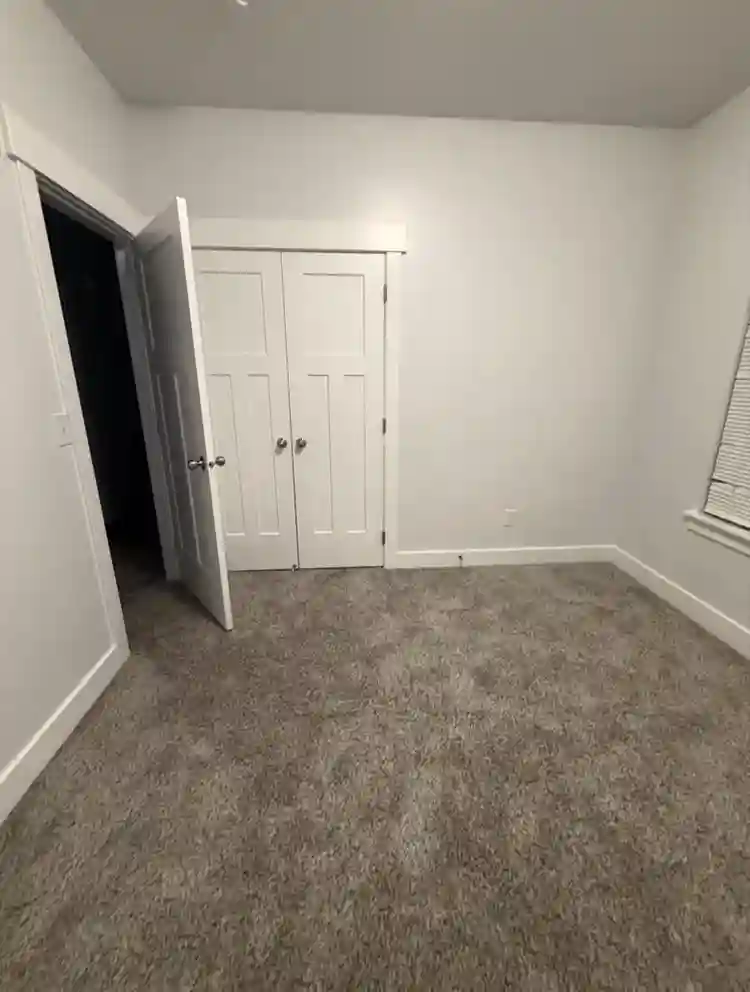 Female room for rent
