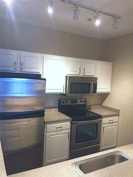 1.5 bed/1bath available in PVD