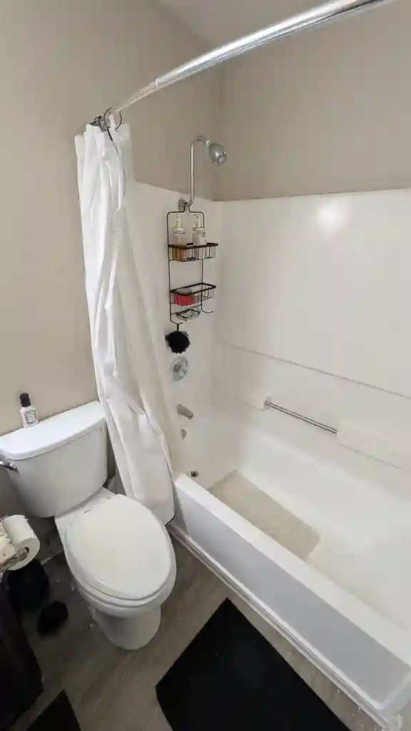 Master Bedroom & Private Bathroom