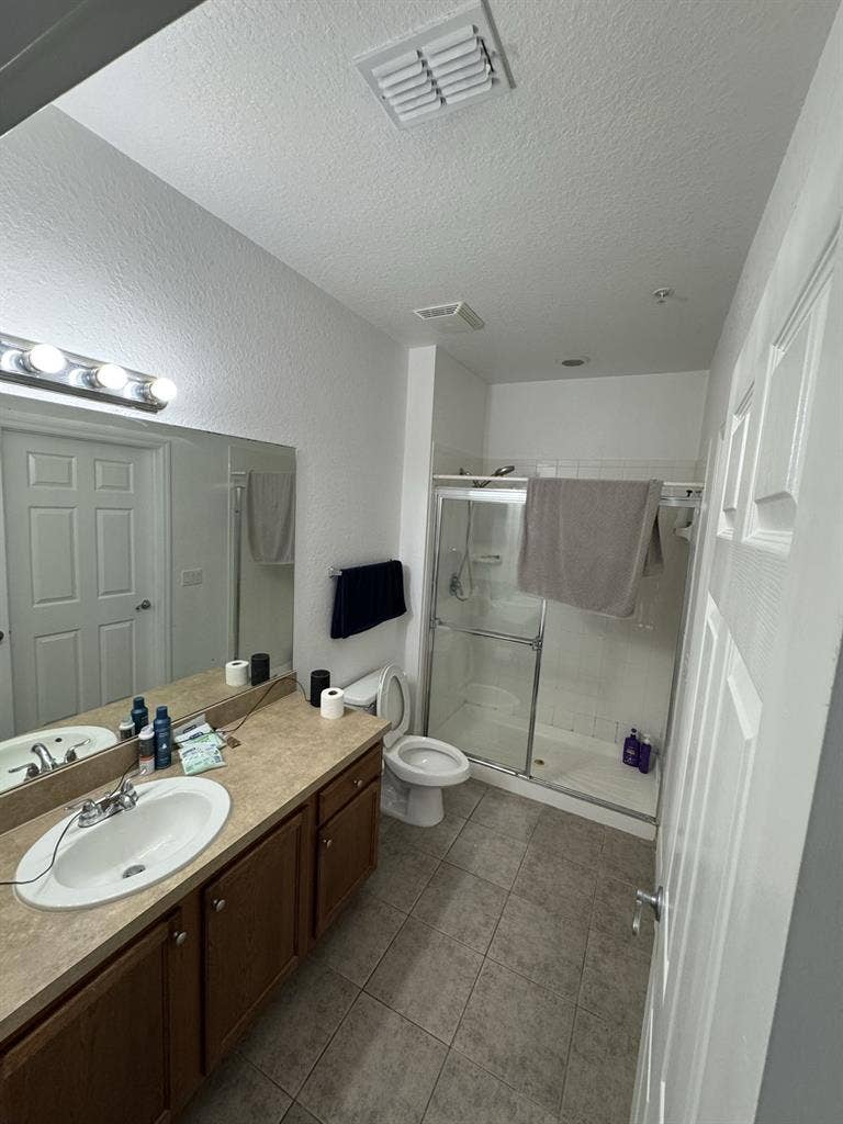 Room near mall at Millenia!
