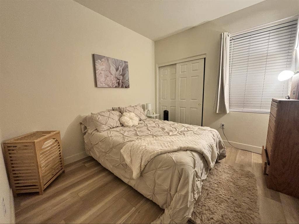 Rent a private bedroom and bathroom