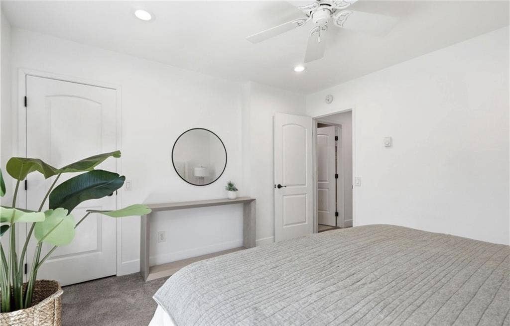 Roommates needed!