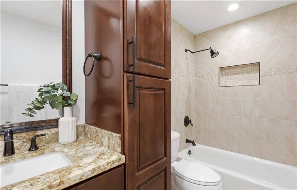 Roommates needed!