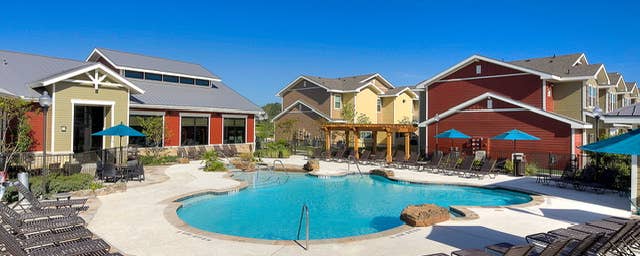 Gym, pool AND basketball court? Yes