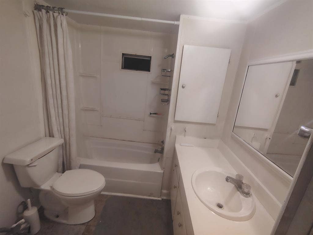 Master bedroom for rent in 3/2