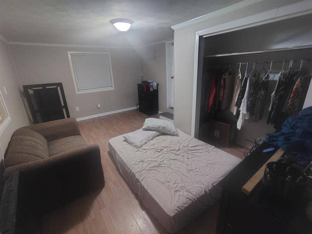 Master bedroom for rent in 3/2