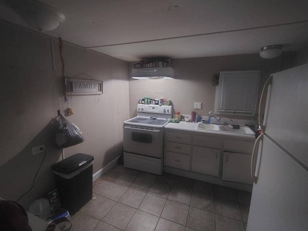 Master bedroom for rent in 3/2