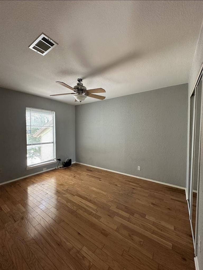 Looking for Female Roommate