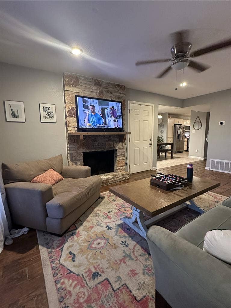 Looking for Female Roommate
