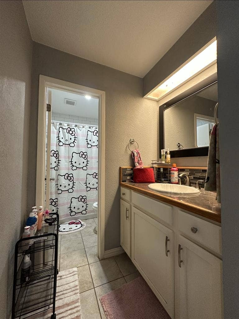 Looking for Female Roommate