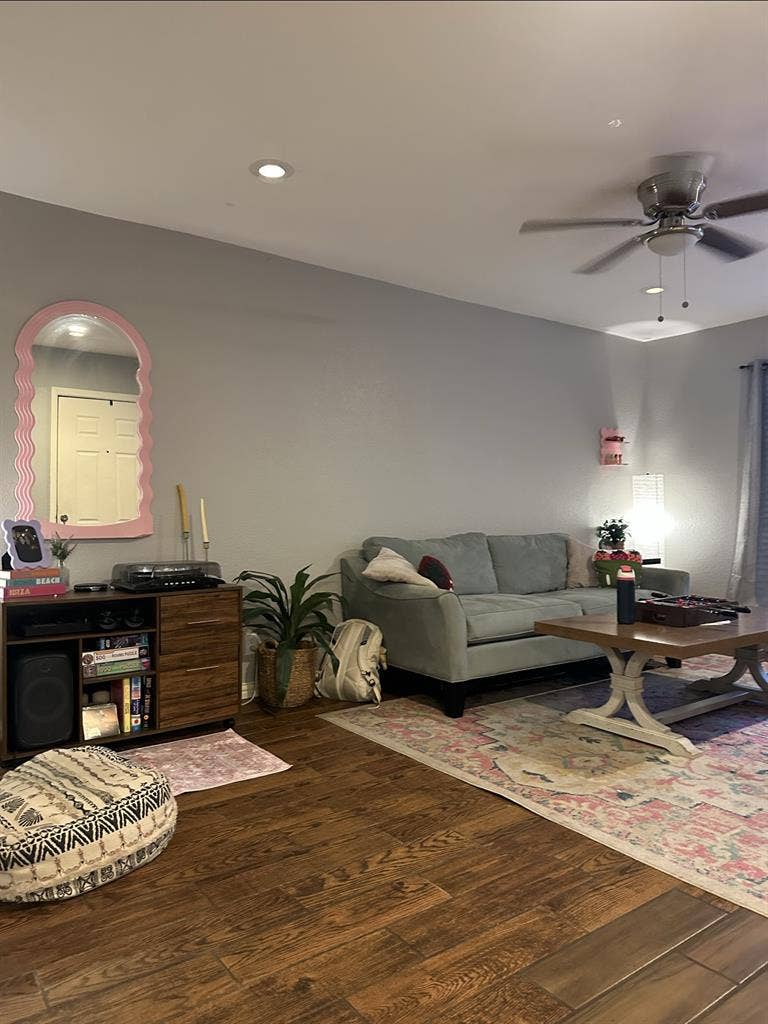 Looking for Female Roommate
