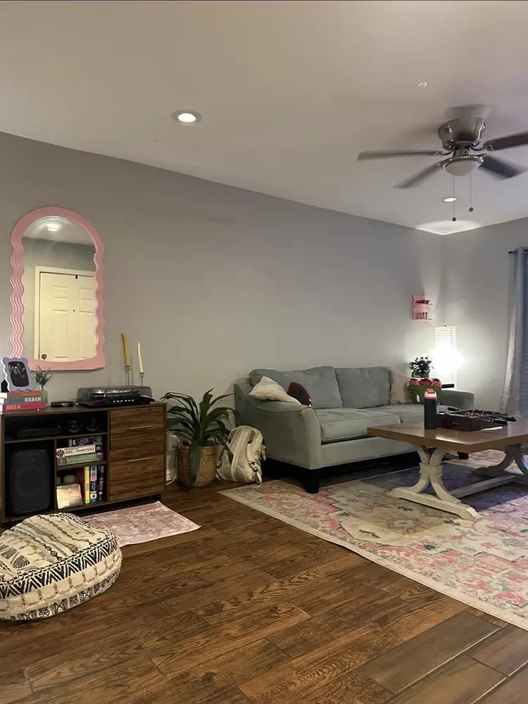 Looking for Female Roommate