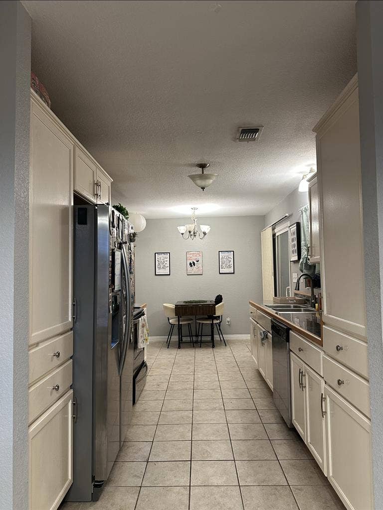 Looking for Female Roommate