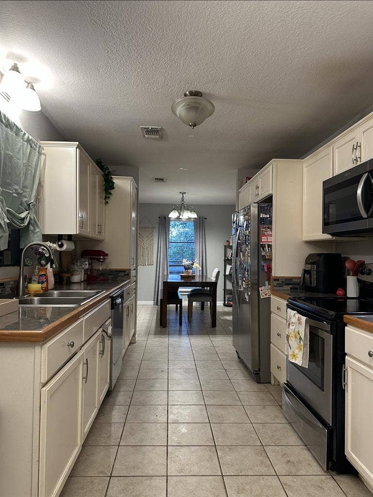 Looking for Female Roommate