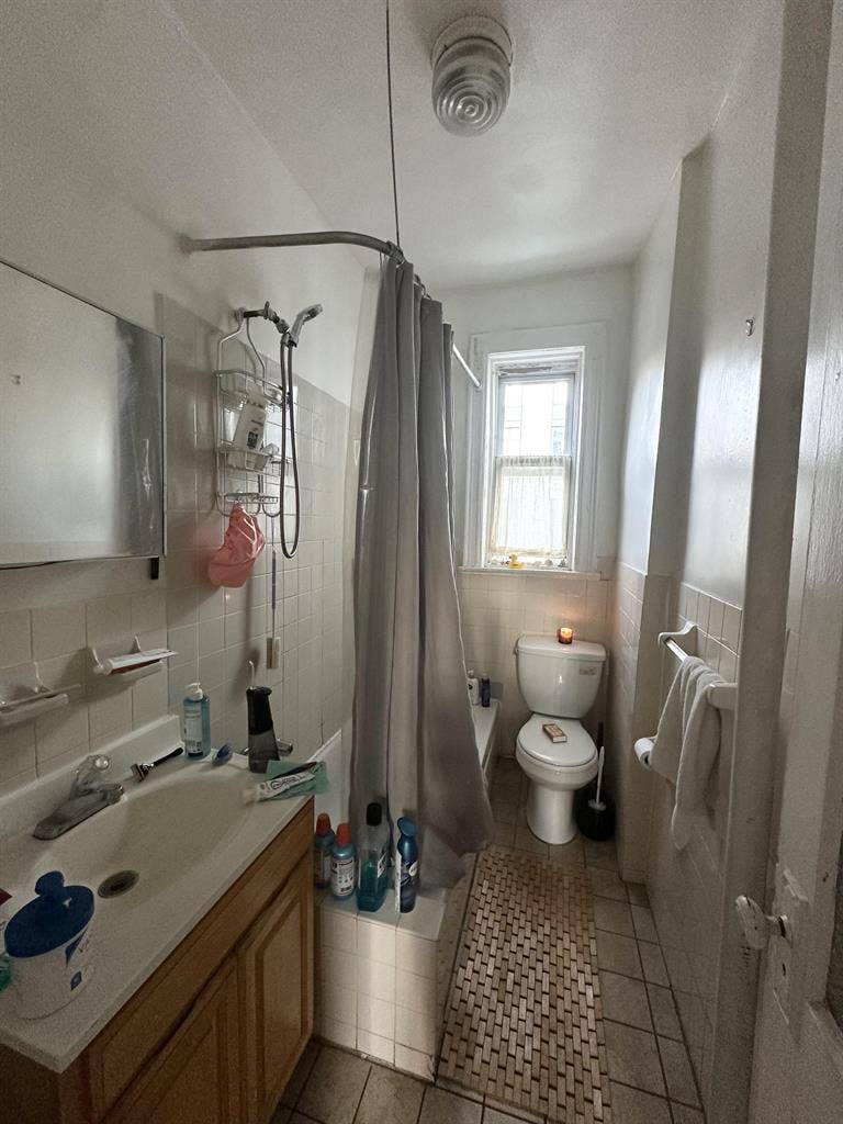 1 room available in LIC 2bd/1bth
