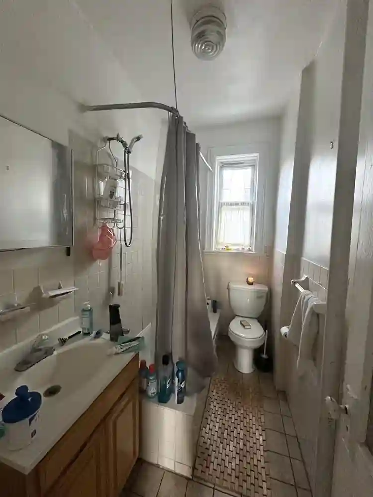 1 room available in LIC 2bd/1bth