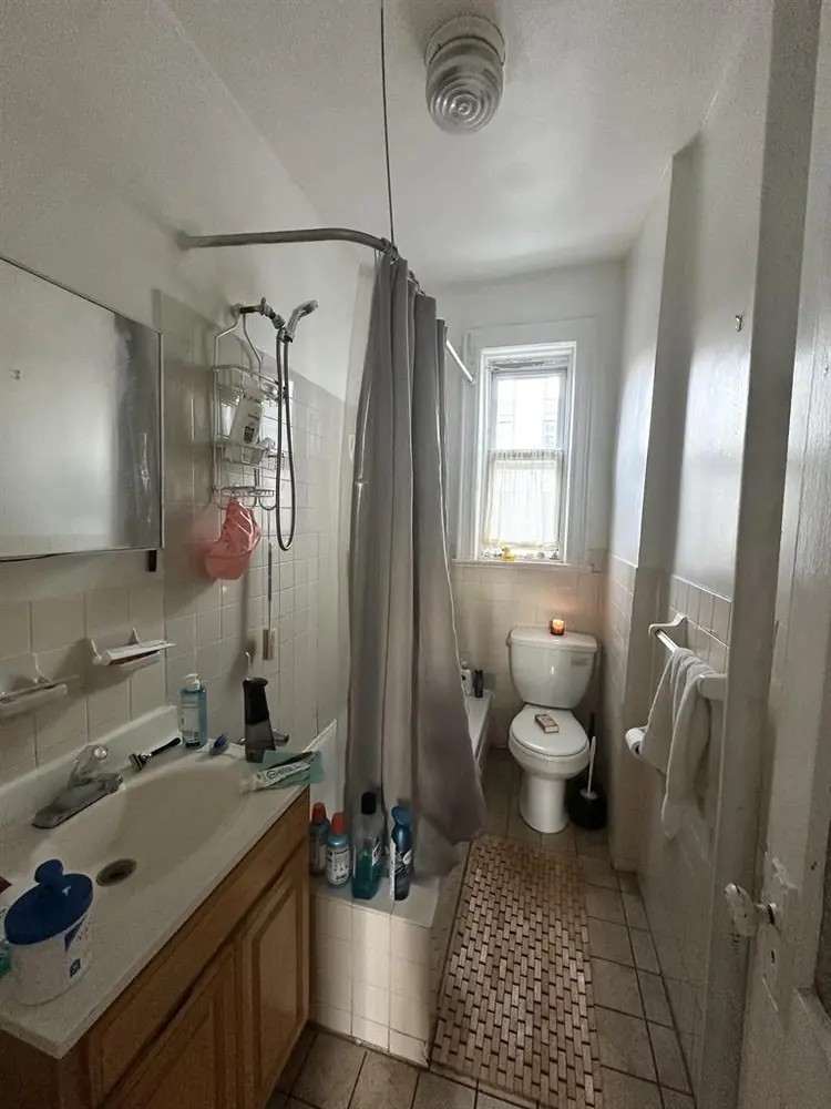 1 room available in LIC 2bd/1bth