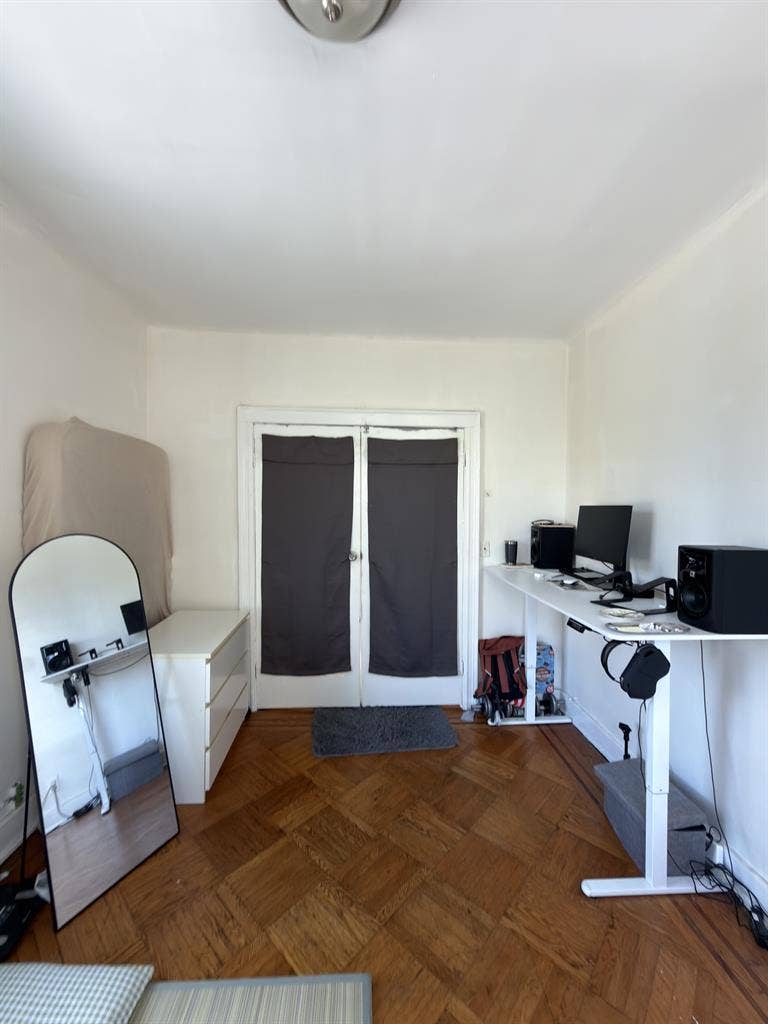 1 room available in LIC 2bd/1bth