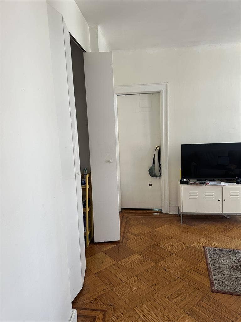 1 room available in LIC 2bd/1bth