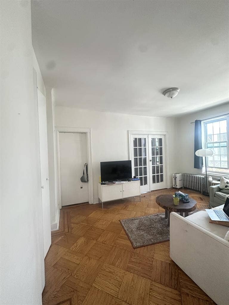 1 room available in LIC 2bd/1bth