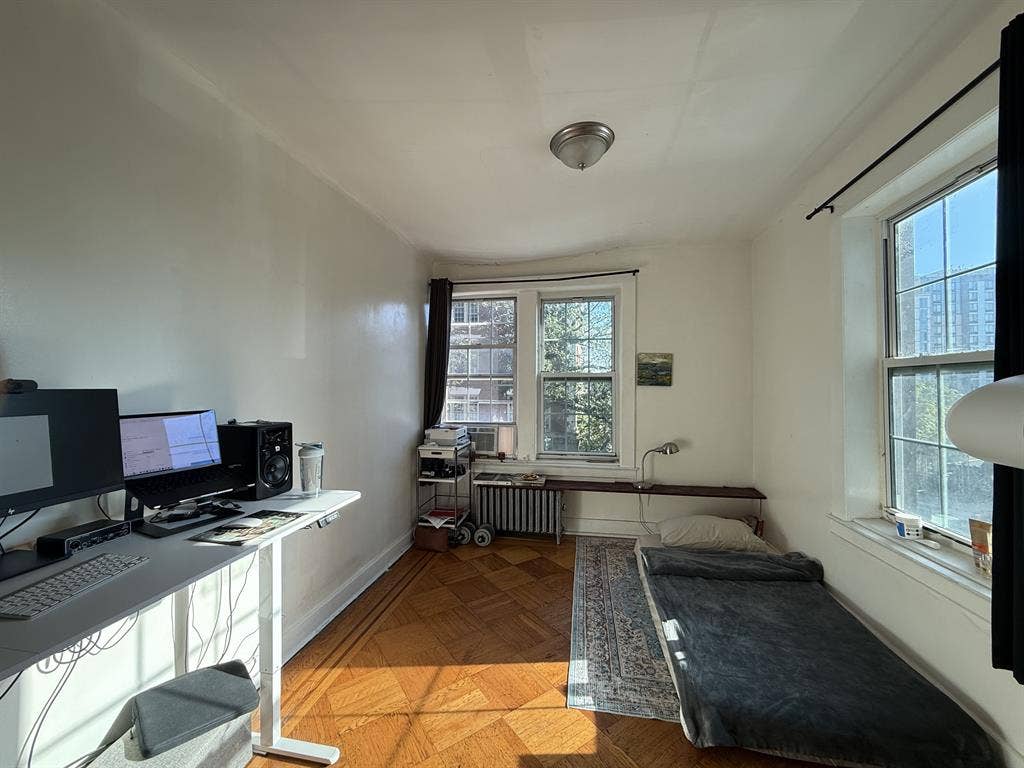 1 room available in LIC 2bd/1bth
