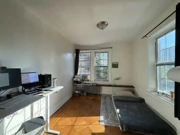 1 room available in LIC 2bd/1bth