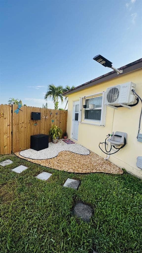 Independent entrance room in W Boca